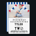 Niedlich Soccer Football Kids Foto 2. Geburtstag Einladung<br><div class="desc">Niedlich Soccer Football Kids Foto 2. Geburtstagseinladung. Die Karte hat ein Fußball-Thema - Fußball und rot,  blau und weiß bunting Flaggen. Die Rückseite der Karte ist blau mit Streifen. Personalisieren Sie die Karte mit dem Foto des Kindes und passen Sie den Text an.</div>