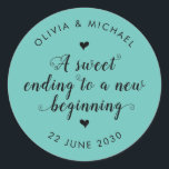 Niedlich süß beendet Neuanfang Hochzeit Aquamarin  Runder Aufkleber<br><div class="desc">Ein klassischer Black Danke You Wedding Sticker mit "A sweet end to a new begin" in einer rustikalen modernen eleganten Schriftart Kalligraphie. Sie können es einfach mit Ihren Namen und Hochzeitsdatum personalisiert.</div>