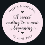 Niedlich süß beendet Neuanfang Hochzeitsrot pink Runder Aufkleber<br><div class="desc">Ein klassischer Black Danke You Wedding Sticker mit "A sweet end to a new begin" in einer rustikalen modernen eleganten Schriftart Kalligraphie. Sie können es einfach mit Ihren Namen und Hochzeitsdatum personalisiert.</div>