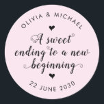 Niedlich süß beendet Neuanfang Hochzeitsrot pink Runder Aufkleber<br><div class="desc">Ein klassischer Black Danke You Wedding Sticker mit "A sweet end to a new begin" in einer rustikalen modernen eleganten Schriftart Kalligraphie. Sie können es einfach mit Ihren Namen und Hochzeitsdatum personalisiert.</div>