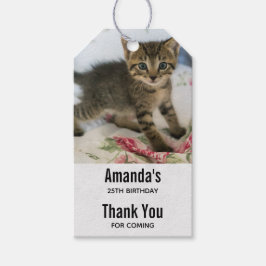 Niedlich Tabby Kitten sieht überraschend am Geburt Geschenkanhänger