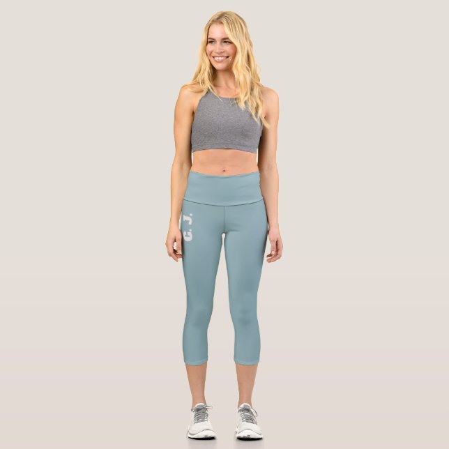 Niedlich taubenblau mit Monogramm Capri Leggings (Vorderseite)