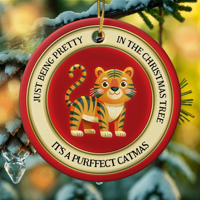 Niedlich Tiger Cat Illustriert Weihnachten Keramik Ornament (Cute whimsical Christmas ornament featuring an illustration of a tiger kitty in a simple happy style)