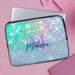 Niedlich Türkisfarbene Einhorn-Imitate Glitzer-Mon Laptopschutzhülle<br><div class="desc">Hübscher, eleganter, gürteliger Glitzer in einzigartiger türkisfarbener Regenbogenaqua, um eine besondere, stilvolle Laptop-Hülle zu schaffen. Fügen Sie Ihrem Büro, Ihrem Schreibtisch oder Ihrem persönlichen Raum einen stilvollen individuelle Name und eine monografische Laptop-Hülle hinzu. Das perfekte Accessoire für ein modernes Mädchen oder eine modische Frau. Schönes, modernes und cooles Design, das...</div>
