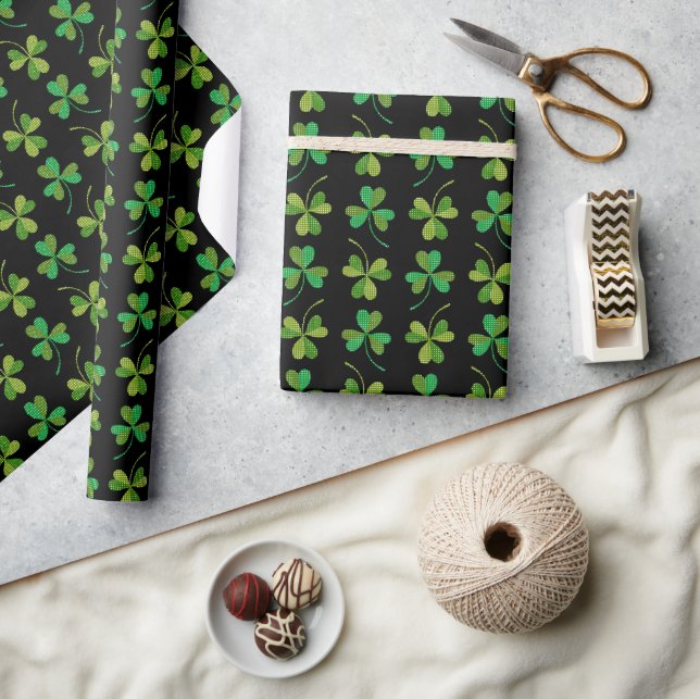 Niedlich und elegant dunkles Kleeblatt Muster grün Geschenkpapier (Kunsthandwerk)