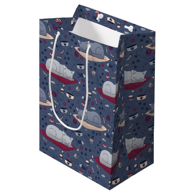 Niedlich und gemütlich Schlaflosigkeit Katze Träum Mittlere Geschenktüte (Vorderseite Schrägansicht)