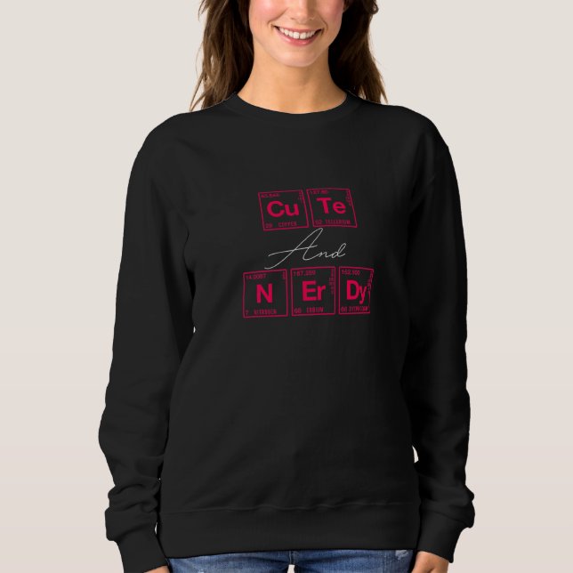 Niedlich und Nerdy geschrieben in Elementen des Pe Sweatshirt (Vorderseite)