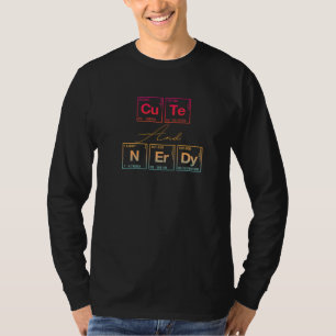 Niedlich und Nerdy geschrieben in Elementen des Pe T-Shirt