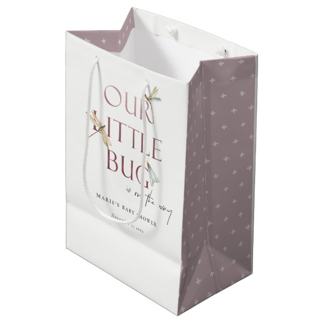 Niedlich unsere kleine Bug Pink Dragonfly Babydusc Mittlere Geschenktüte (Vorderseite Schrägansicht)