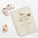 Niedlich unsere kleine Liebe Bug Baby Einladung<br><div class="desc">Diese niedliche,  geschlechtsneutrale Babydusche lädt mit Vintagen Bugs auf antikem Papieruntergrund mit Schmetterling,  Raupe und fliegendem Bug zum Verweilen ein. Die Rückseite weist ein süß-grünes Polka-Punktmuster auf. Personalisieren Sie grünes Skript für Ihre Bedürfnisse. Karo der Kollektion für die Produktkoordination.</div>