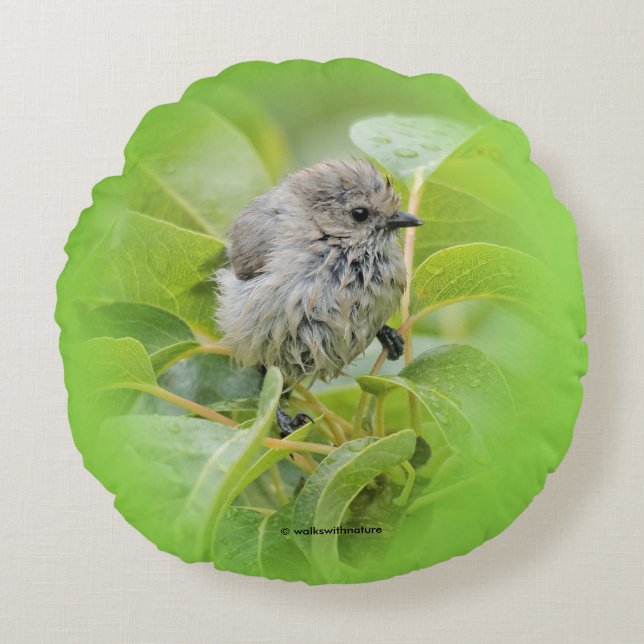 Niedlich Wet Wee Bushtit auf dem Laurel Rundes Kissen (Vorderseite)