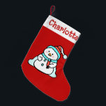 Niedlich Winter Snowman | Kinder Name Red Kleiner Weihnachtsstrumpf<br><div class="desc">Wer diesem niedlichen, roten Weihnachtsweih mit seinem Namen im dekorativen Schriftart widerstehen kann. Mit einem bezaubernden Schneemann auf der Vorderseite und einem Muster von Schneemännern auf der Rückseite. Um den Text oder die Schneemann-Grafik zu ändern, klicken Sie auf die Schaltfläche Personalisieren. Dieses Design enthält A.I.</div>
