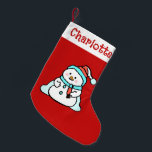 Niedlich Winter Snowman | Kinder Name Red Kleiner Weihnachtsstrumpf<br><div class="desc">Wer diesem niedlichen,  roten Weihnachtsweih mit seinem Namen im dekorativen Schriftart widerstehen kann. Mit einem bezaubernden Schneemann auf der Vorderseite und einem Muster von Schneemännern auf der Rückseite. Um den Text oder die Schneemann-Grafik zu ändern,  klicken Sie auf die Schaltfläche Personalisieren. Dieses Design enthält A.I.</div>