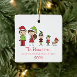 Niedliche 4-jährige Familie mit Weihnachtsschmuck