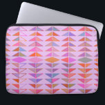 Niedliche Abstrakte geometrische Formen in Lavende Laptopschutzhülle<br><div class="desc">Ein lustiges geometrisches Gemälde mit bunten abstrakten Dreiecksformen auf einem niedlichen Lavendelhintergrund.</div>