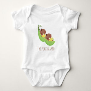 Niedliche afroamerikanische Twins im Pod Baby T-Sh Strampler