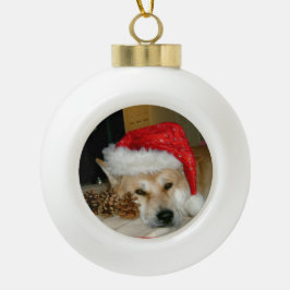Niedliche akita in roter Weihnachtsmannmütze mit W Keramik Kugel-Ornament