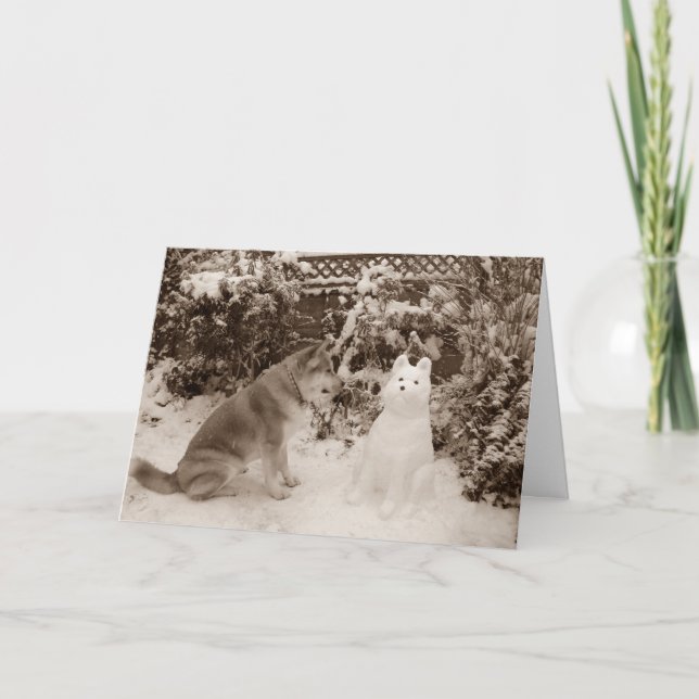 niedliche akita sitzend mit Schneehund Feiertagskarte (Vorderseite)