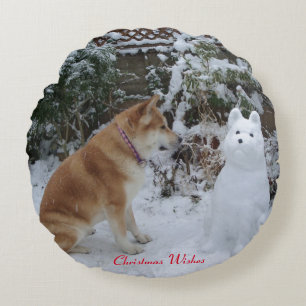 niedliche akita sitzend mit Schneehunde-Foto Rundes Kissen