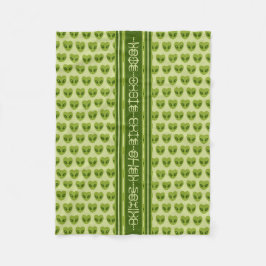 Niedliche Alien mit grünen Herz in Glyphen Fleecedecke