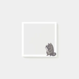 Niedliche Arbeitskatze in den Gläsern Post-it Klebezettel