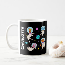 Niedliche Astronautentiere schwimmen im Weltraum Kaffeetasse