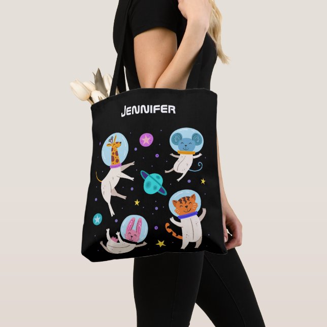 Niedliche Astronautentiere schwimmen im Weltraum Tasche (Von Nahem)
