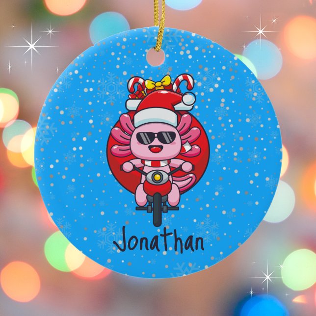 Niedliche Axolotl-Fahrt mit Weihnachtsmannmütze Keramik Ornament (Personalize with a name. Available in assorted ornaments and products.)