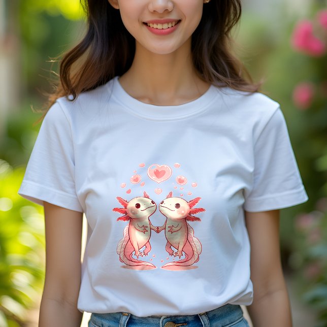 Niedliche Axolotl-Liebe: Händchen für Frauen halte T-Shirt (a woman wearing a white t-shirt with a cute romantic axolotl couple holding hands)