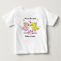 Niedliche Babyfüchse Küssen mit bunten Herzen Baby