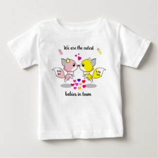 Niedliche Babyfüchse Küssen mit bunten Rückdrucken Baby T-shirt