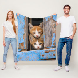 Niedliche Babys in einem alten, Vintag blauen Fens Fleecedecke