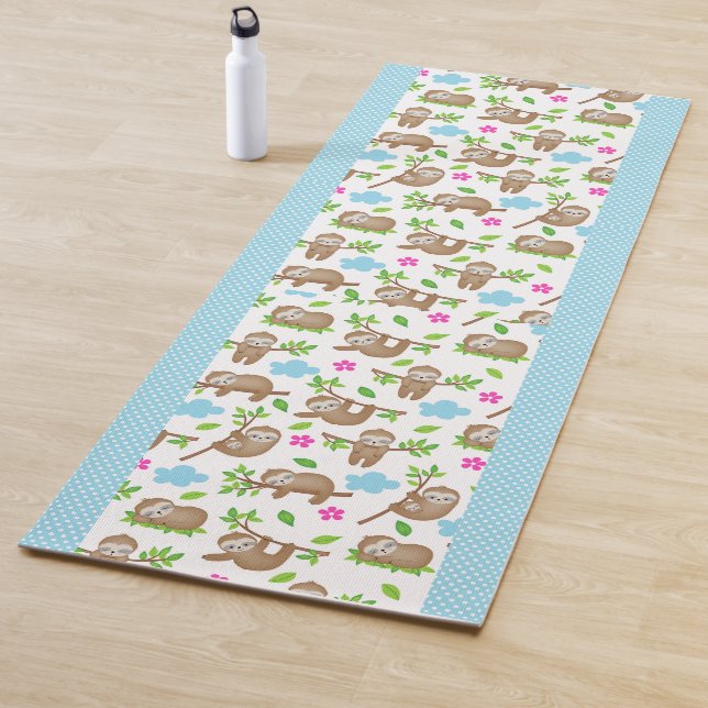 Niedliche Babyschläger mit blauen weißen Polka-Pun Yogamatte (Beispiel)