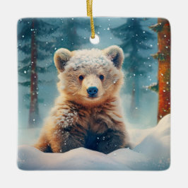 Niedliche Bärenkrube im schneebedeckten Wald Keramikornament