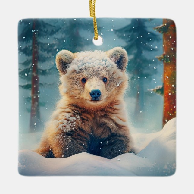 Niedliche Bärenkrube im schneebedeckten Wald Keramikornament (Vorderseite)