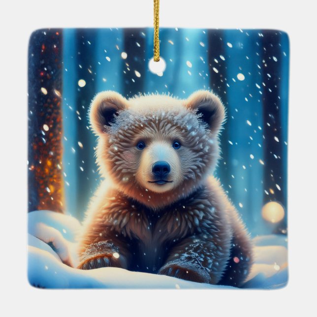 Niedliche Bärenkrube im schneebedeckten Wald Keramikornament (Rückseite)