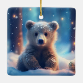 Niedliche Bärenkrube im schneebedeckten Wald Keramikornament