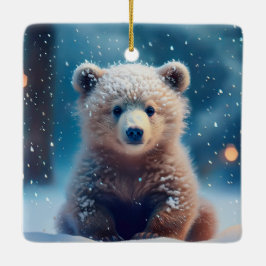 Niedliche Bärenkrube im schneebedeckten Wald Keramikornament