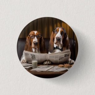 Niedliche Basset-Hunde beim Lesen der Nachrichten Button