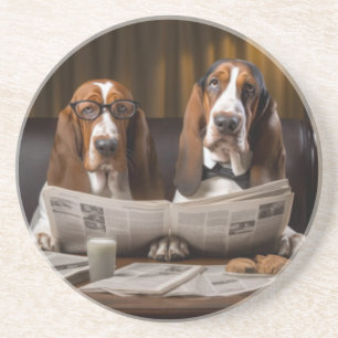 Niedliche Basset-Hunde beim Lesen der Nachrichten Getränkeuntersetzer