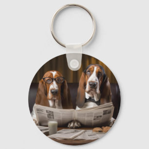 Niedliche Basset-Hunde beim Lesen der Nachrichten Schlüsselanhänger