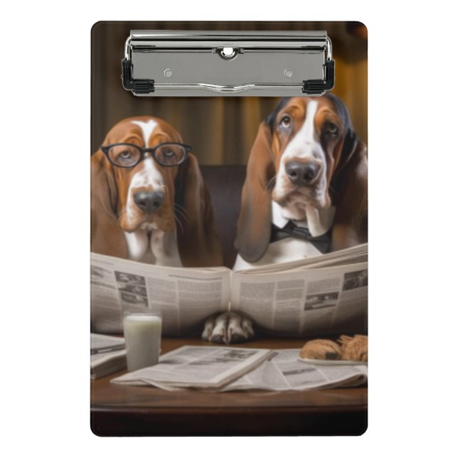 Niedliche Basset-Hunde beim Lesen einer Zeitung Mini Klemmbrett (Vorderseite)