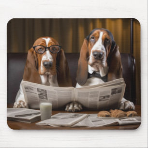 Niedliche Basset-Hunde beim Lesen einer Zeitung Mousepad