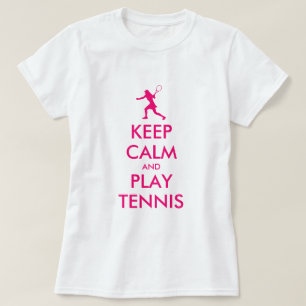 Niedliche behalten Ruhe und Tennisspielen im Shirt