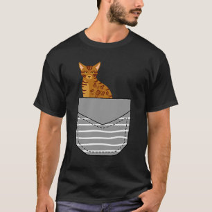 Niedliche Bengalische Katze in der Tasche T-Shirt