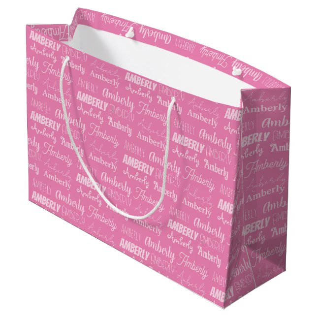Niedliche, benutzerdefinierte Rosa Name Typografie Große Geschenktüte (Rückseite Schrägansicht)