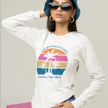 Niedliche benutzerdefinierte Strandreise Langschlä T-Shirt<br><div class="desc">Dieser niedliche, tropische Palmen Sonnenuntergang ist ein T - Shirt mit langer Ärmel und eignet sich ideal für einen Sommerurlaub mit Freunden der Uni oder für einen unterhaltsamen Ausflug mit dem Schiff. Personalisieren Sie ein Set von maßgeschneiderten T-Shirts für Ihre Gruppenreisen an die Küste oder eine Inselfamilie Wiedersehen in Florida...</div>