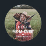 Niedliche BEST MAMA JE HERZ Muttertagsfest Foto Runde Wanduhr<br><div class="desc">Die niedliche Best Mama Ever Heart Mother's Day Foto Clock zeigt Ihr Lieblings-Foto mit dem Text "Best Mom ever" in modernem, weißem Drehbuch mit einem Herz und Ihren Namen unten. Personalisieren Sie diese, indem Sie den Text in dem dafür vorgesehenen Textfeld bearbeiten und ein eigenes Bild hinzufügen. Entworfen von ©Evco...</div>