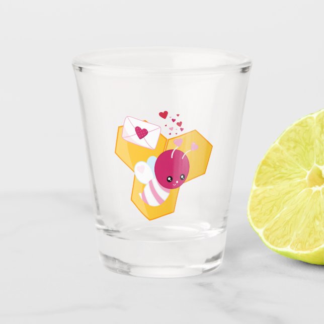 Niedliche Biene mit rosafarbenen Herzklopfen Schnapsglas (Vorderseite)