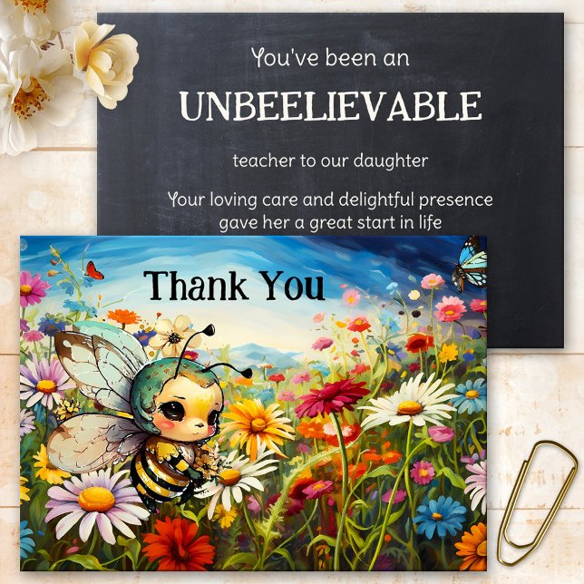 Niedliche Bienen-Wildblumen Lehrerbewertung Dankeskarte (A lovely colorful card showing a cute bee in a wildflower field. On the back is a chalkboard image)